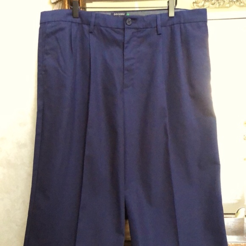 New Men’s Dockers Iron Free Khakis. Sz 38 x 32.  Classic fit pleated. Navy blue. - Picture 14 of 15